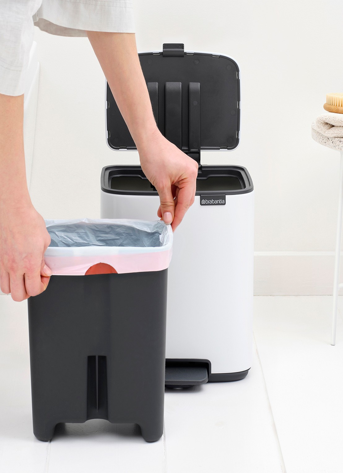 Brabantia Bo pedaalemmer 7 liter - detail 5 wit