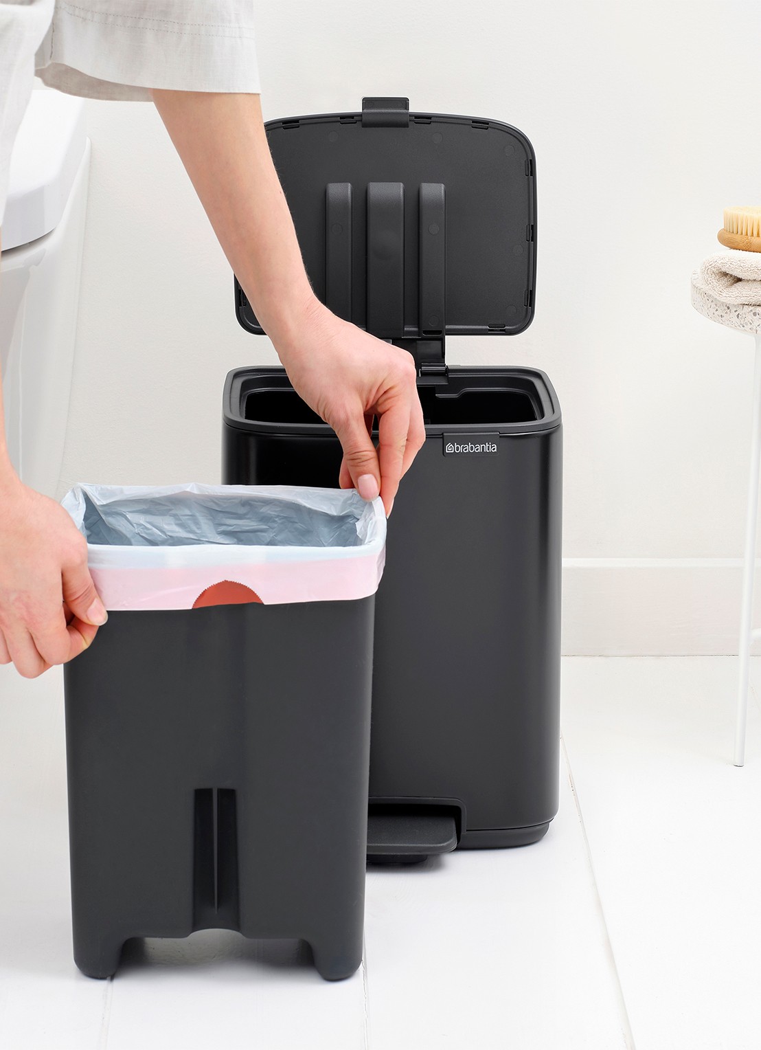 Brabantia Bo pedaalemmer 7 liter - detail 3 zwart
