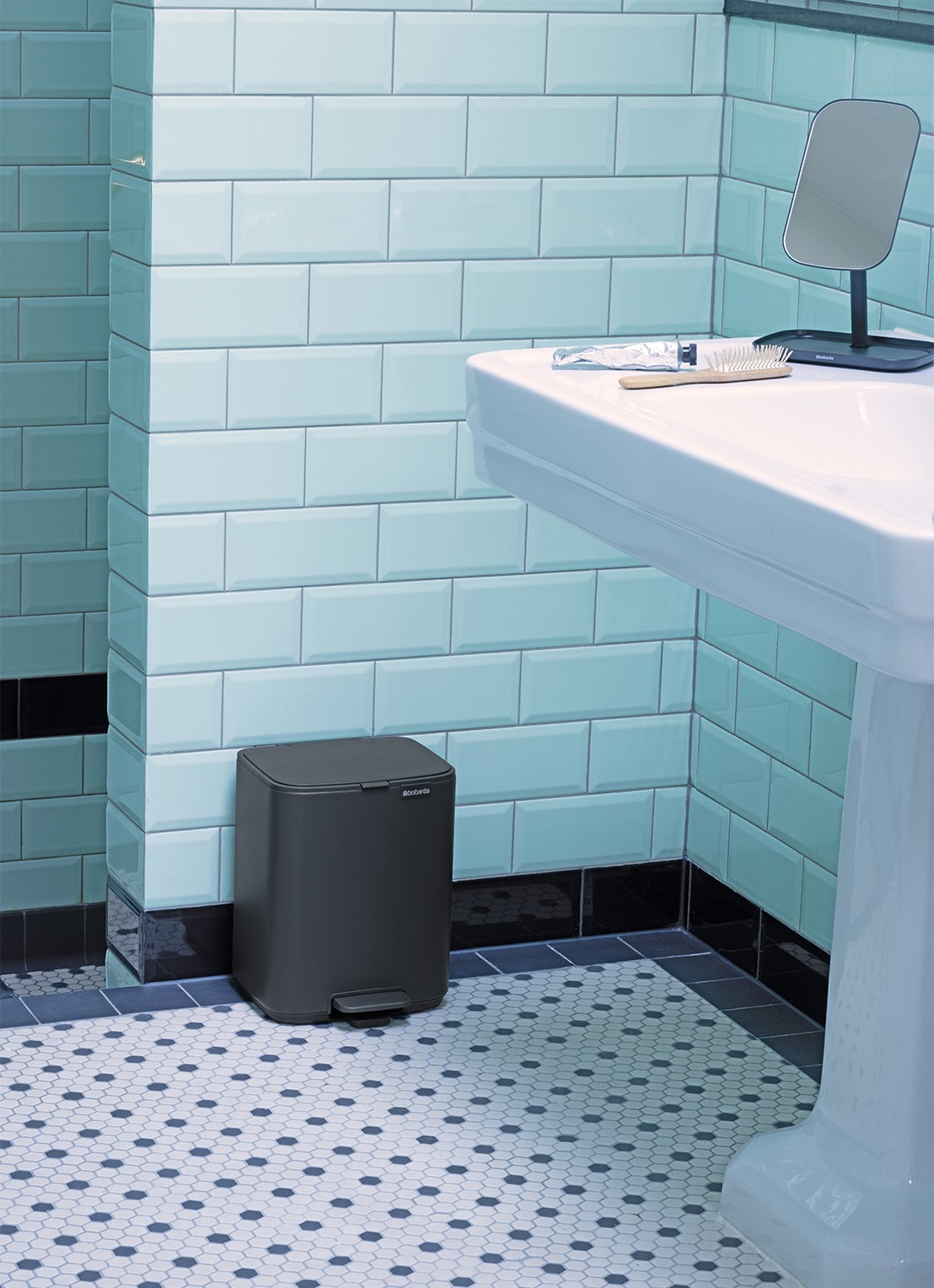 Brabantia Bo pedaalemmer 7 liter - detail 5 zwart