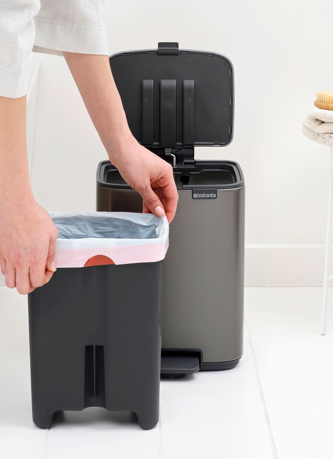 Brabantia Bo pedaalemmer 7 liter - detail 3 grijs