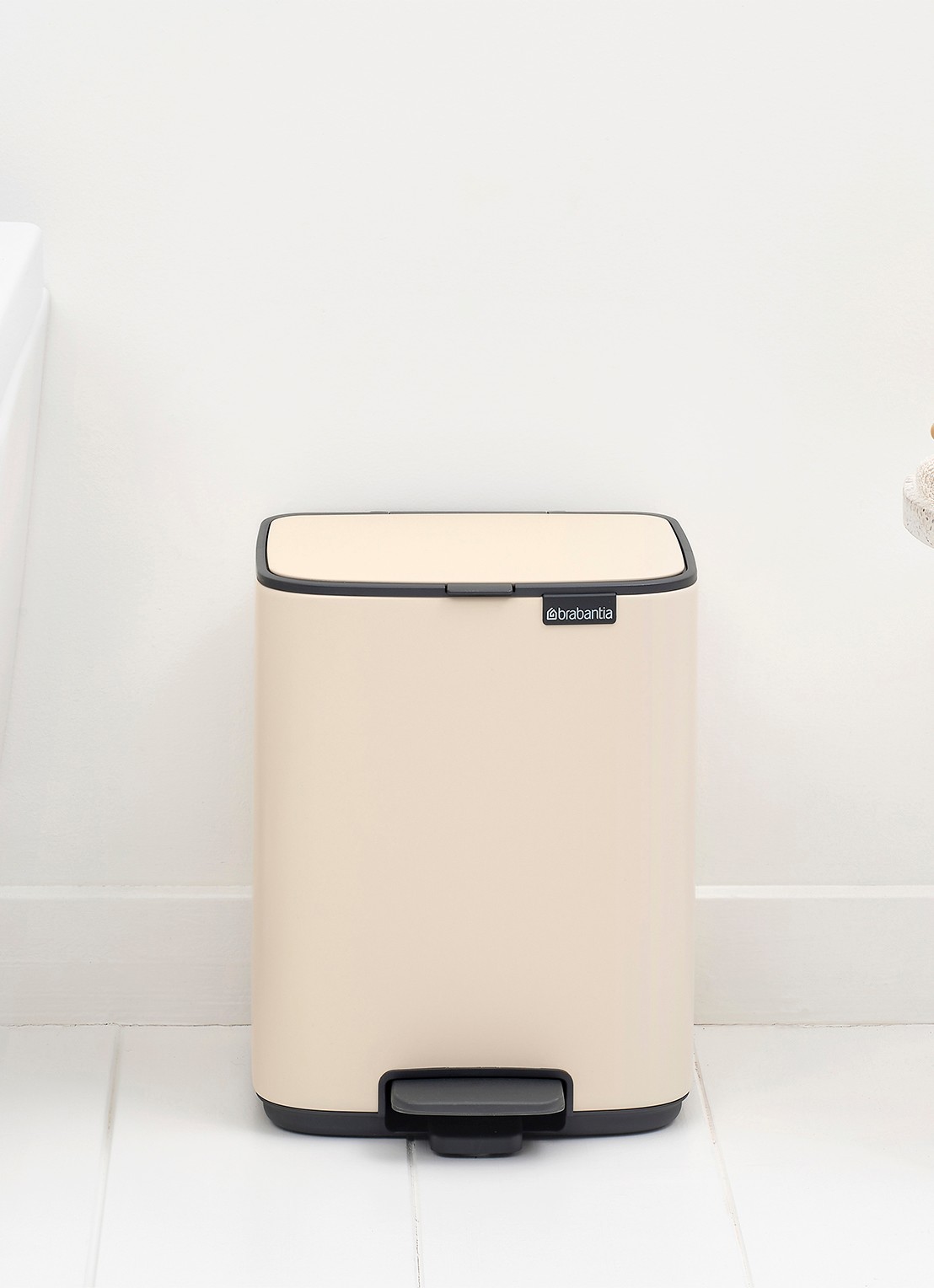 Brabantia Bo pedaalemmer 7 liter - detail 4 beige