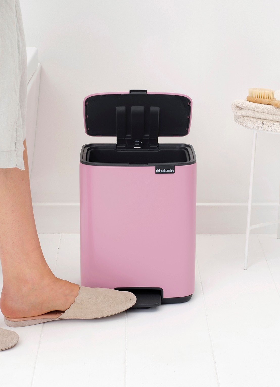 Brabantia Bo pedaalemmer 7 liter - detail 4 donkerroze