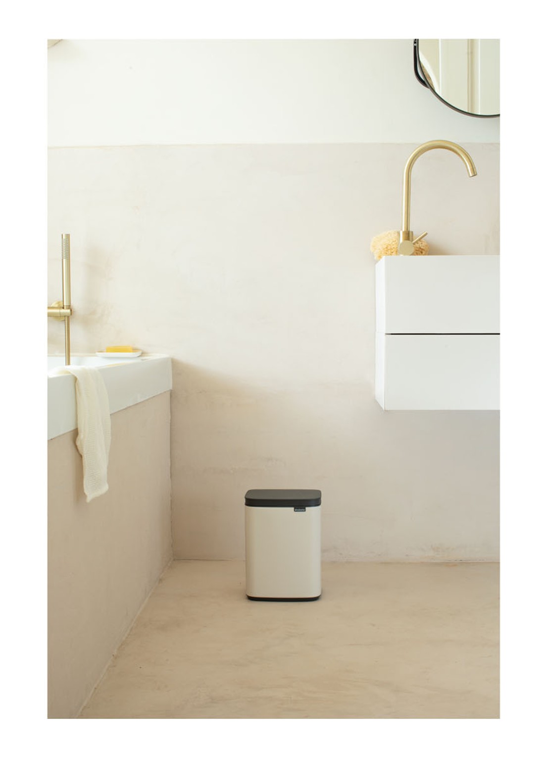 Brabantia Bo prullenbak met deksel 4 liter - voorkant 3 beige