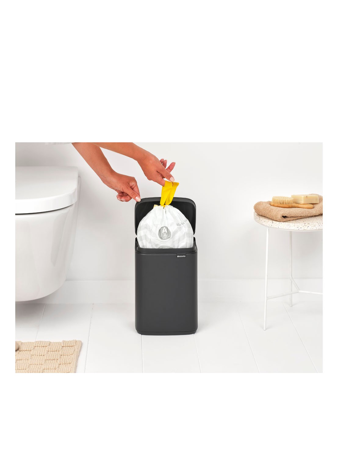 Brabantia Bo prullenbak met deksel 4 liter - detail 7 antraciet