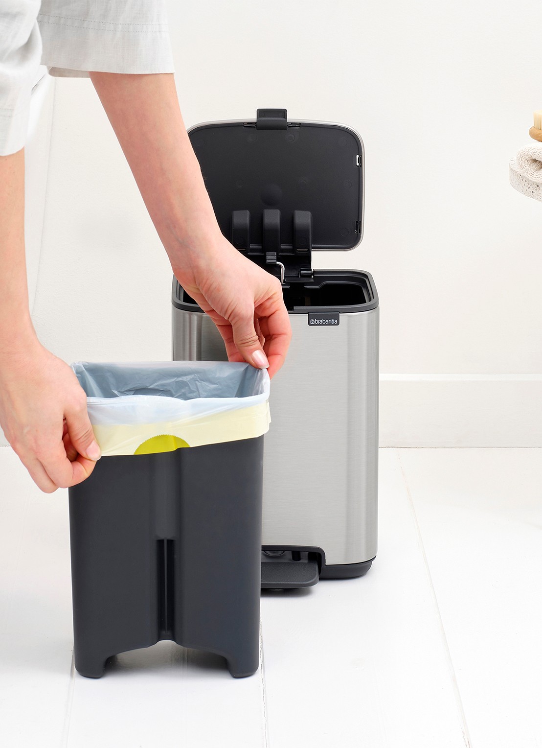 Brabantia Bo Touch Bin  duo prullenbak met deksel 2 x 30 liter - detail 4 metallic