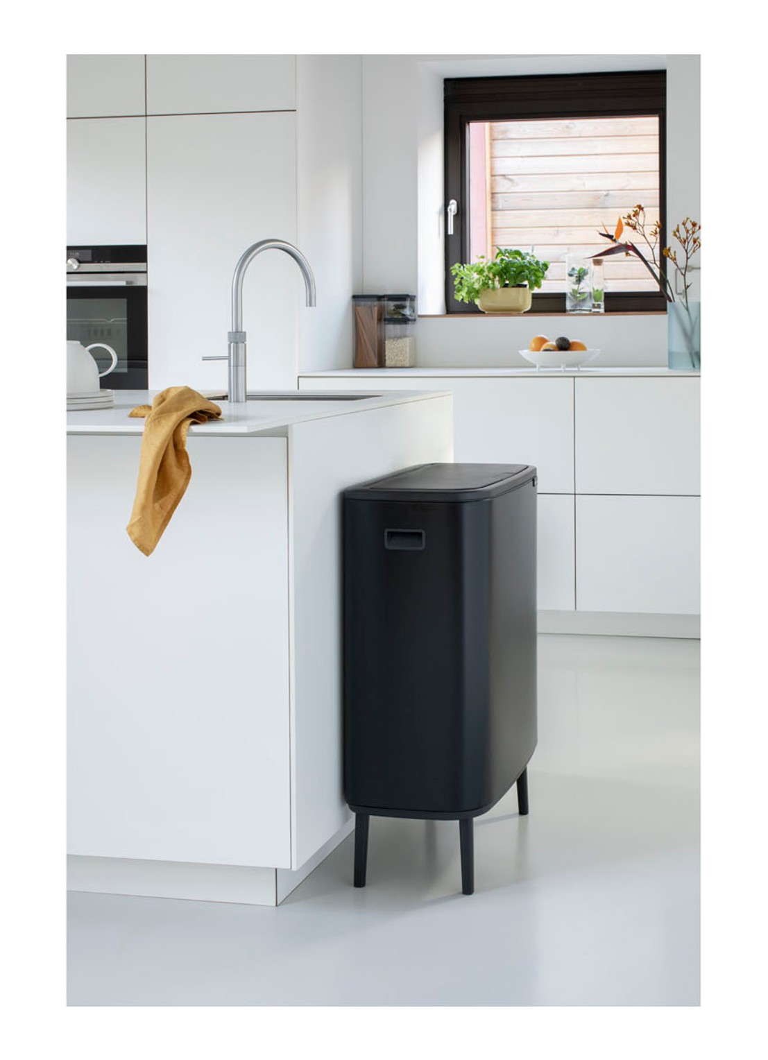 Brabantia Bo Touch Bin Hi  duo prullenbak met deksel op pootjes 2 x 30 liter - detail 7 zwart