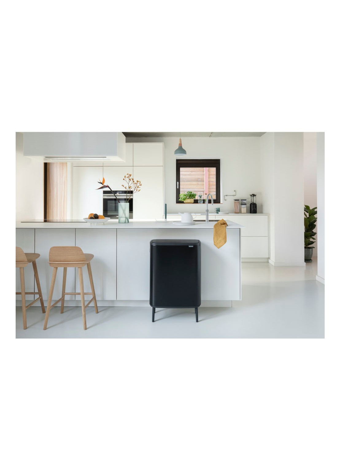 Brabantia Bo Touch Bin Hi  duo prullenbak met deksel op pootjes 2 x 30 liter - voorkant 2 zwart