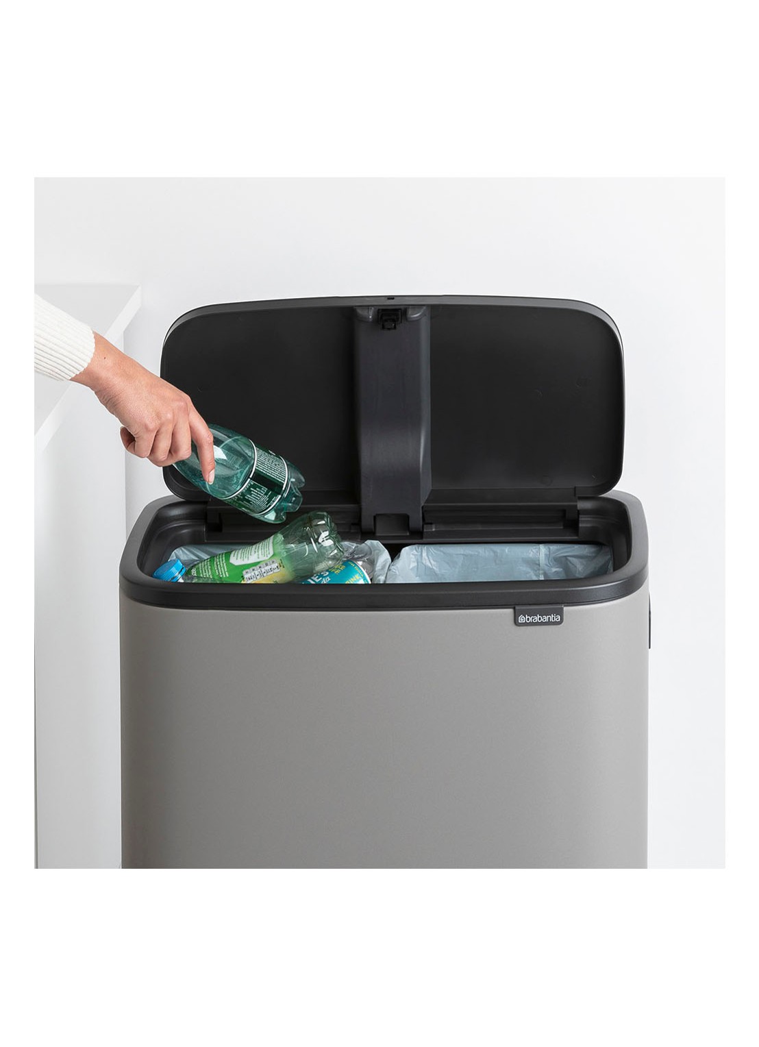 Brabantia Bo Touch Bin Hi  duo prullenbak met deksel op pootjes 2 x 30 liter - detail 4 grijs