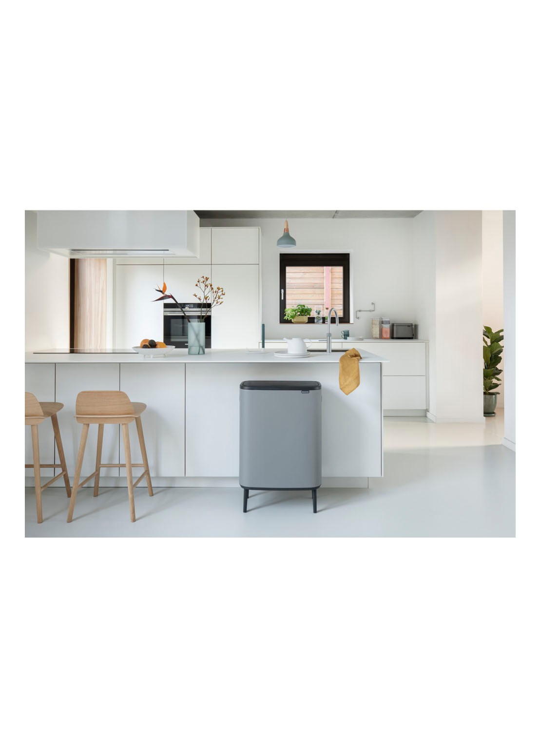 Brabantia Bo Touch Bin Hi  duo prullenbak met deksel op pootjes 2 x 30 liter - voorkant 2 grijs