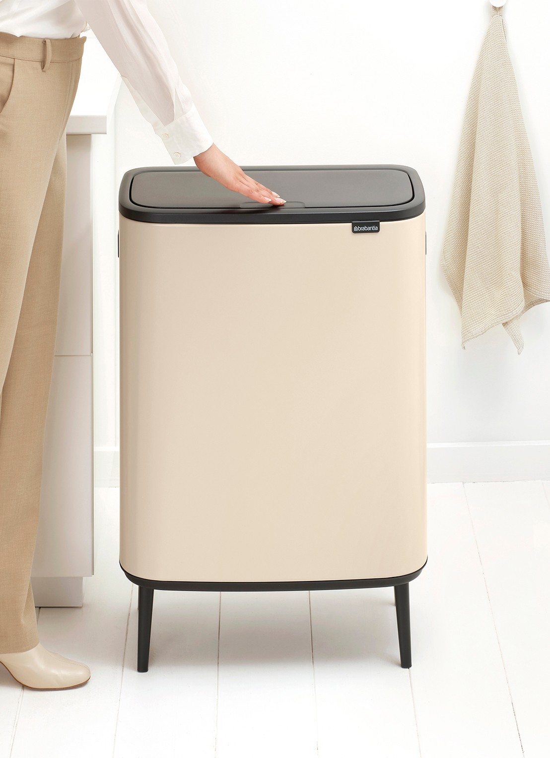 Brabantia Bo Touch Bin Hi prullenbak 60 liter - detail 6 beige