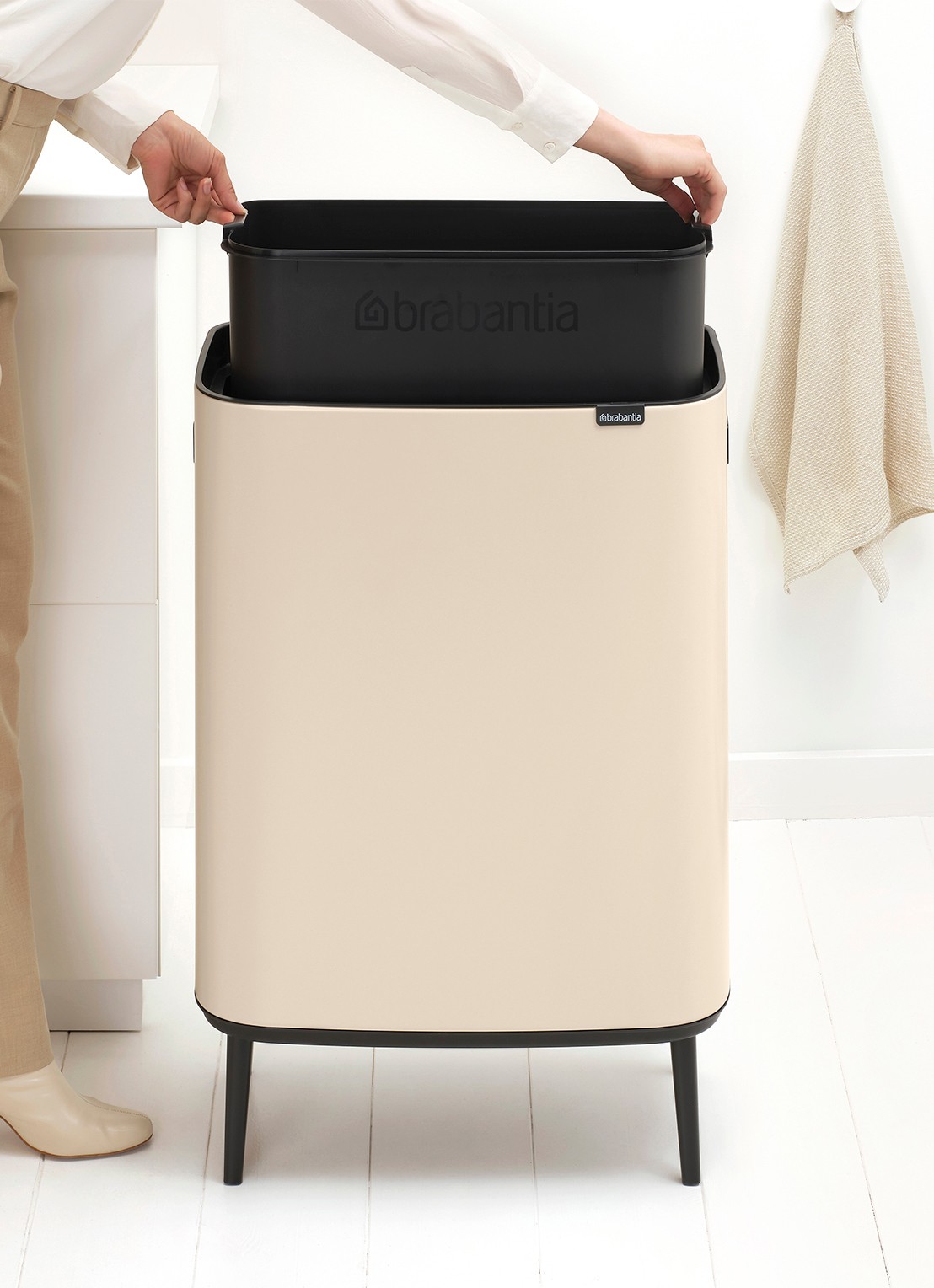 Brabantia Bo Touch Bin Hi prullenbak 60 liter - detail 7 beige