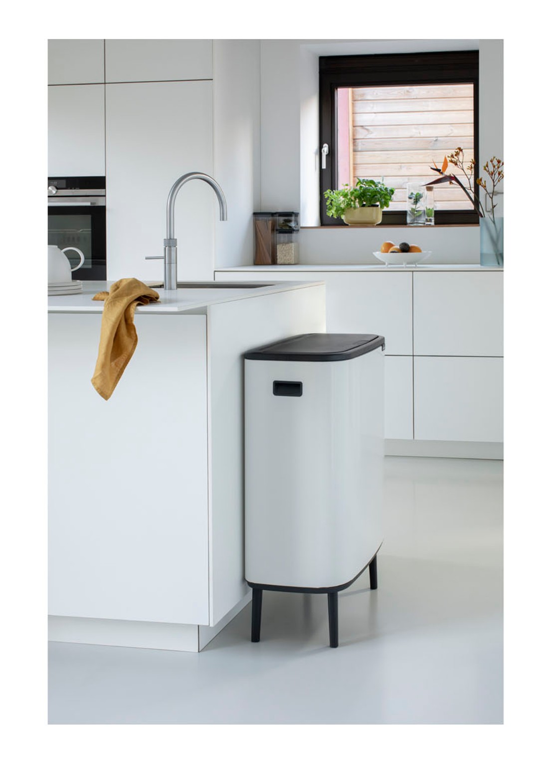 Brabantia Bo Touch Bin Hi prullenbak met deksel op pootjes 60 liter - detail 5 wit