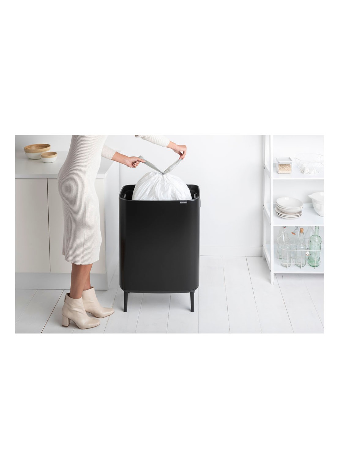 Brabantia Bo Touch Bin Hi prullenbak met deksel op pootjes 60 liter - detail 6 zwart