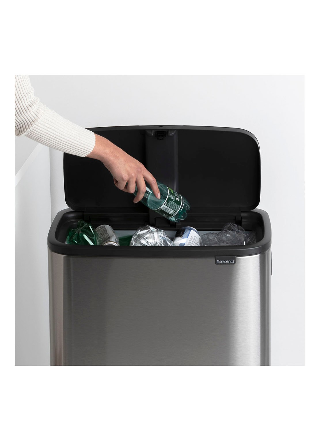 Brabantia Bo Touch Bin Hi prullenbak met deksel op pootjes 60 liter - detail 2 zilver