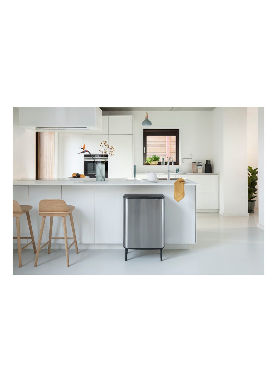 Brabantia Bo Touch Bin Hi prullenbak met deksel op pootjes 60 liter - voorkant 7 zilver