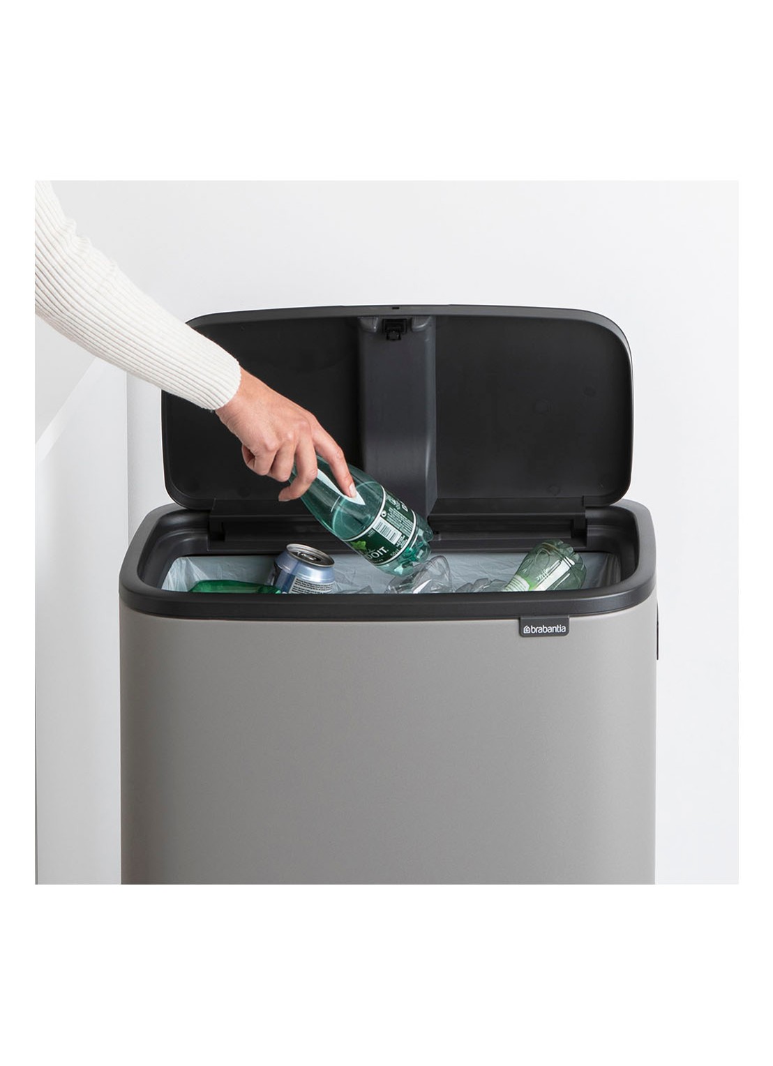 Brabantia Bo Touch Bin Hi prullenbak met deksel op pootjes 60 liter - detail 4 grijs