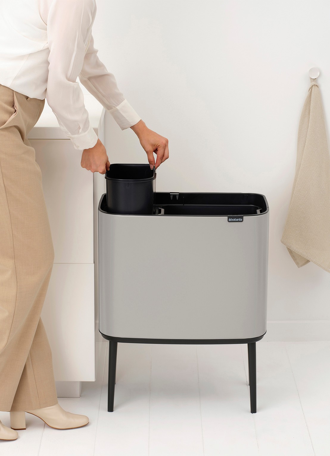 Brabantia Bo Touch Bin prullenbak 11 + 23 liter - detail 4 middengrijs