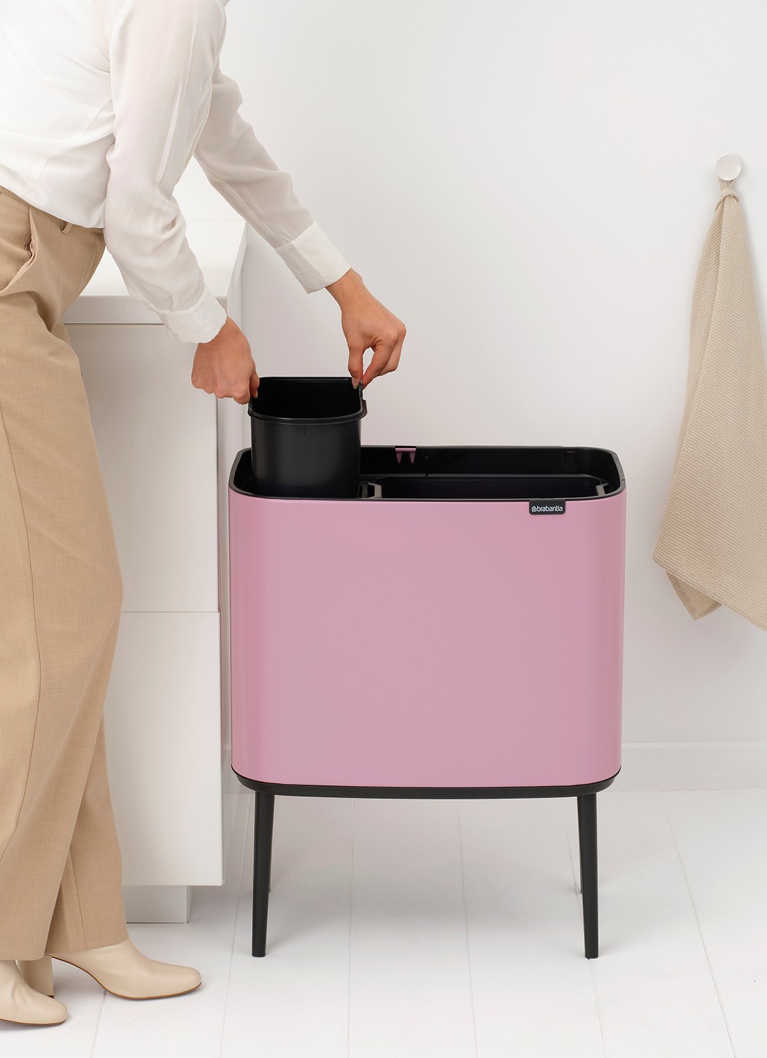 Brabantia Bo Touch Bin prullenbak 11 + 23 liter - detail 4 donkerroze
