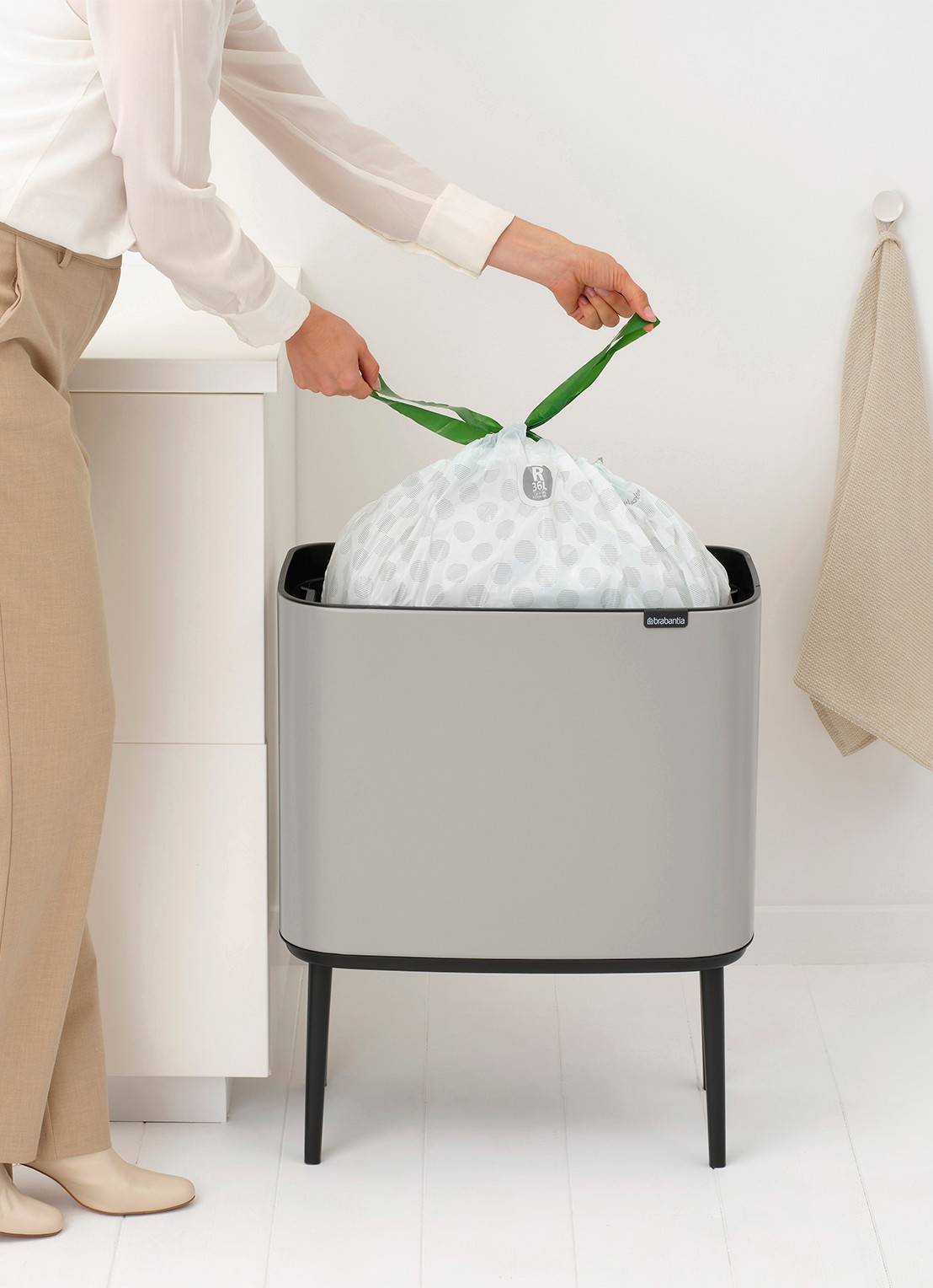Brabantia Bo Touch Bin prullenbak 36 liter - detail 7 middengrijs
