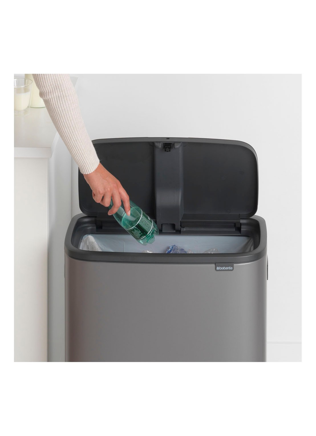 Brabantia Bo Touch Bin prullenbak met deksel 60 liter - detail 4 donkergrijs