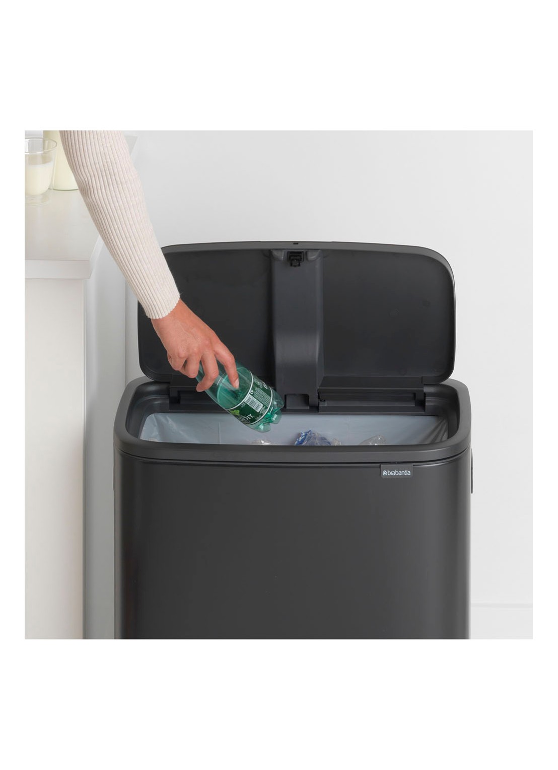 Brabantia Bo Touch Bin prullenbak met deksel 60 liter - detail 2 zwart