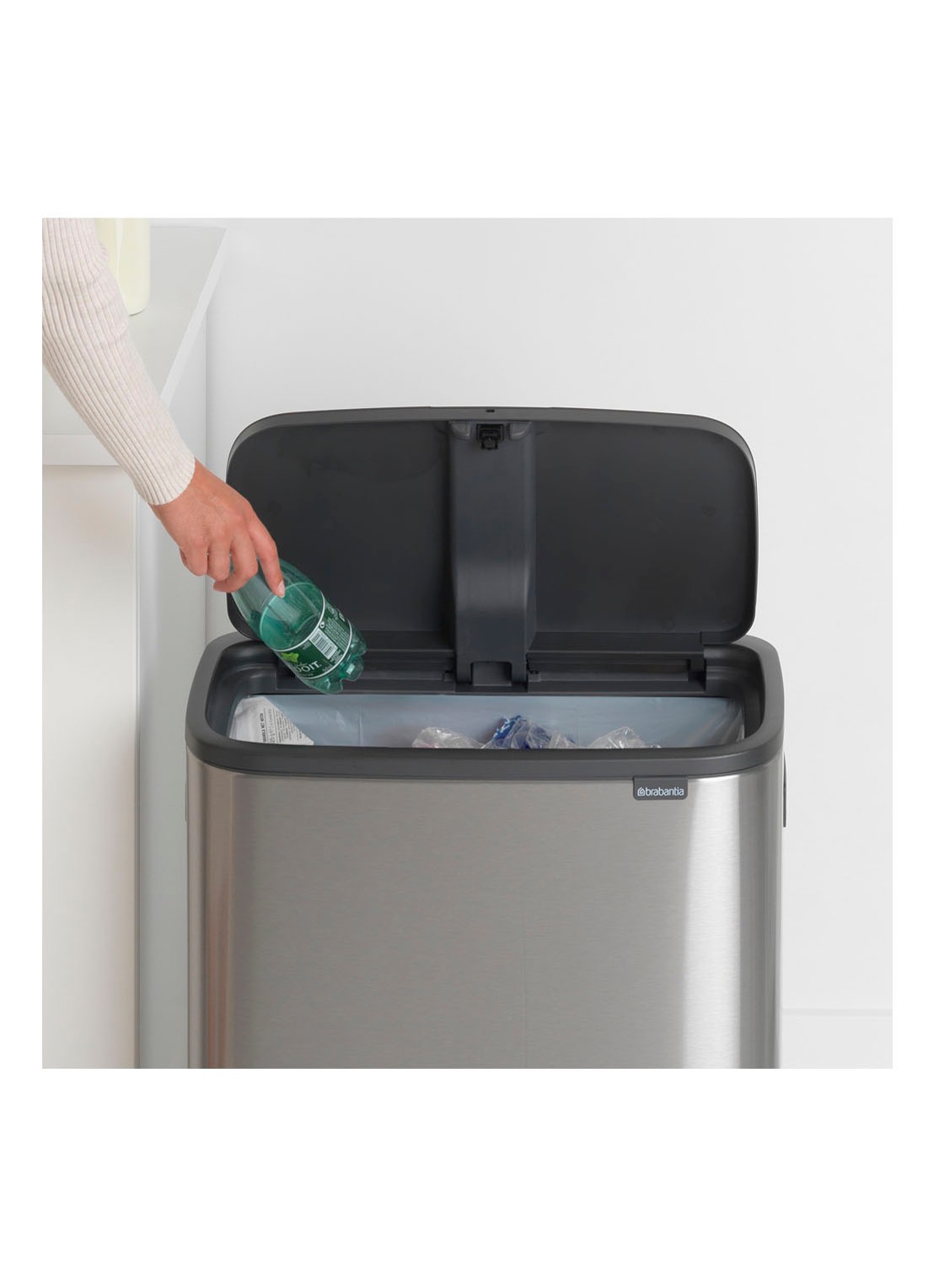 Brabantia Bo Touch Bin prullenbak met deksel 60 liter - detail 2 zilver