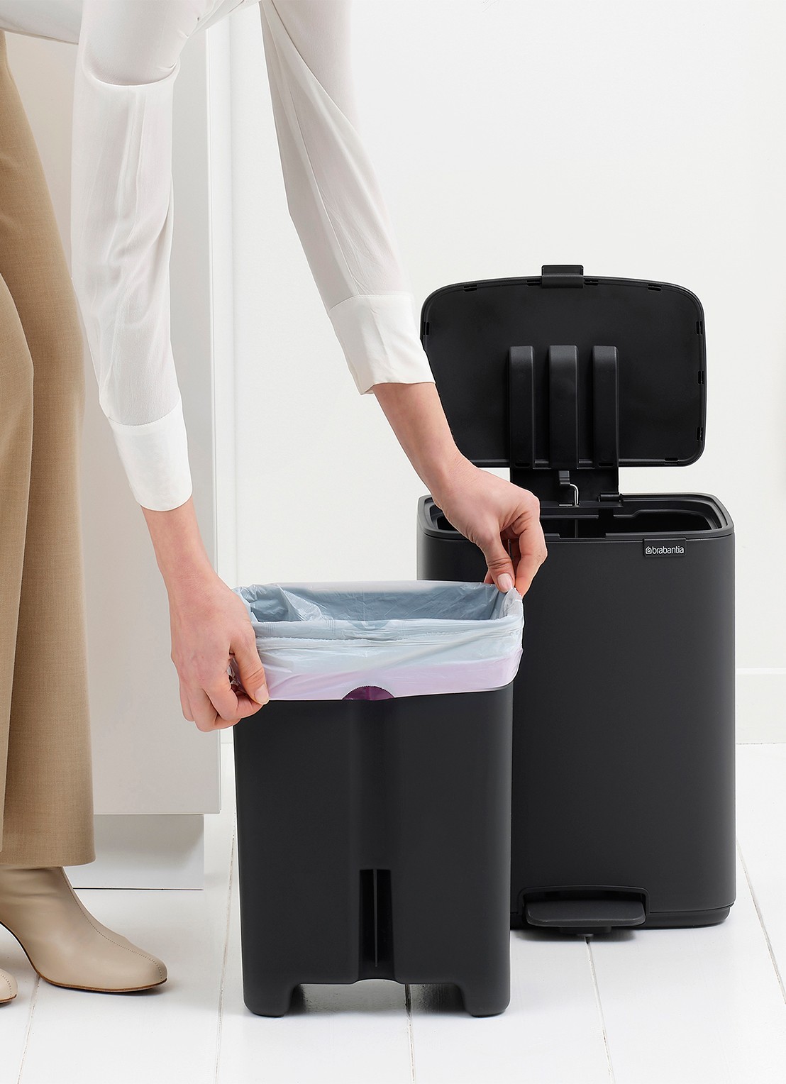 Brabantia Bo Touch Bin  prullenbak met deksel op pootjes 3 x 11 liter - detail 5 grijs