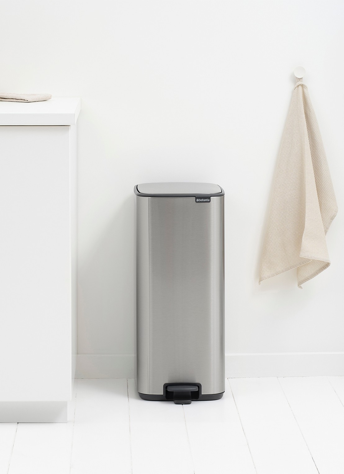 Brabantia Bo Touch Bin  prullenbak met deksel op pootjes 3 x 11 liter - detail 5 zilver