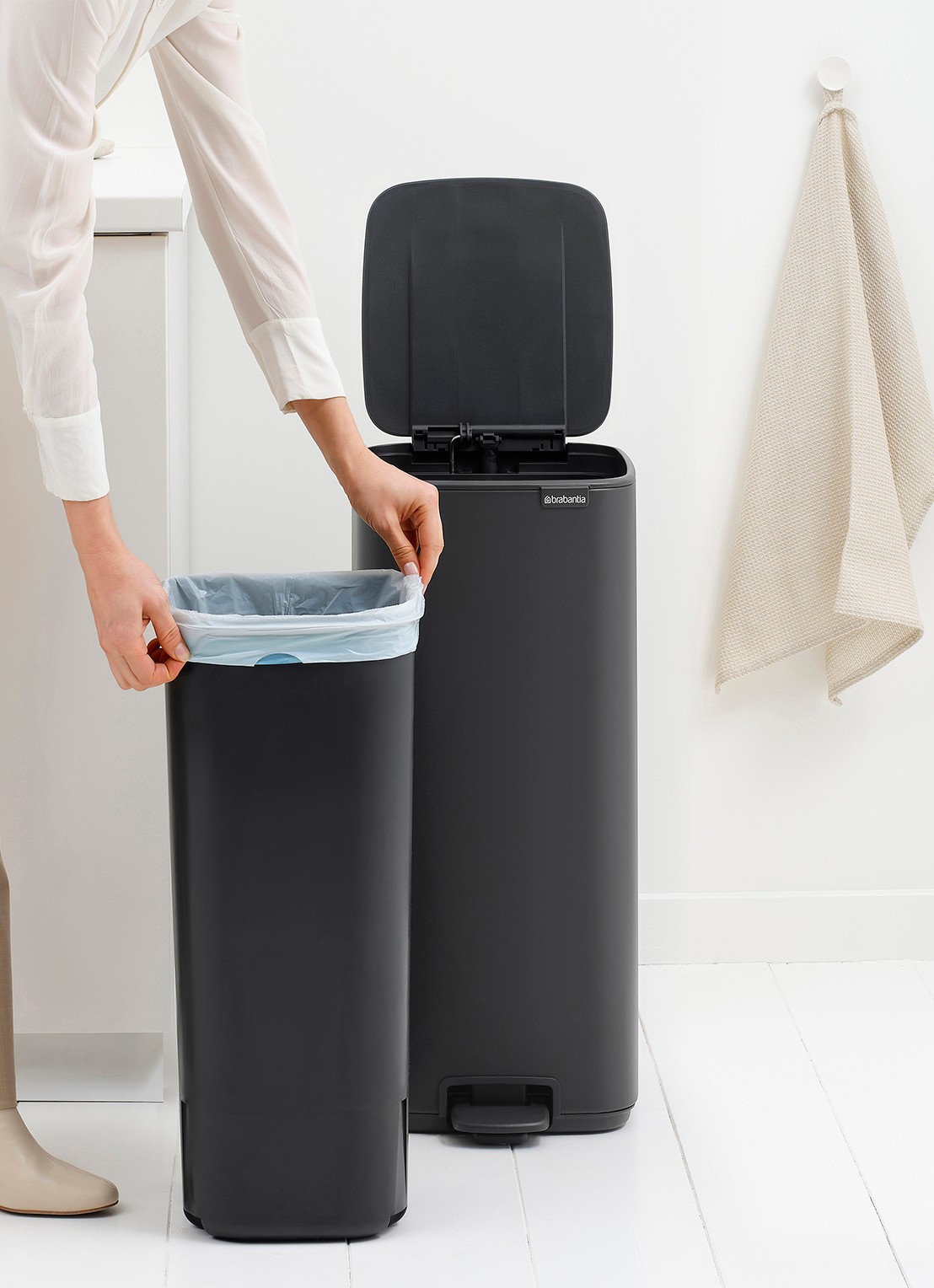 Brabantia Bo Touch Bin  prullenbak met deksel op pootjes 3 x 11 liter - detail 4 grijs