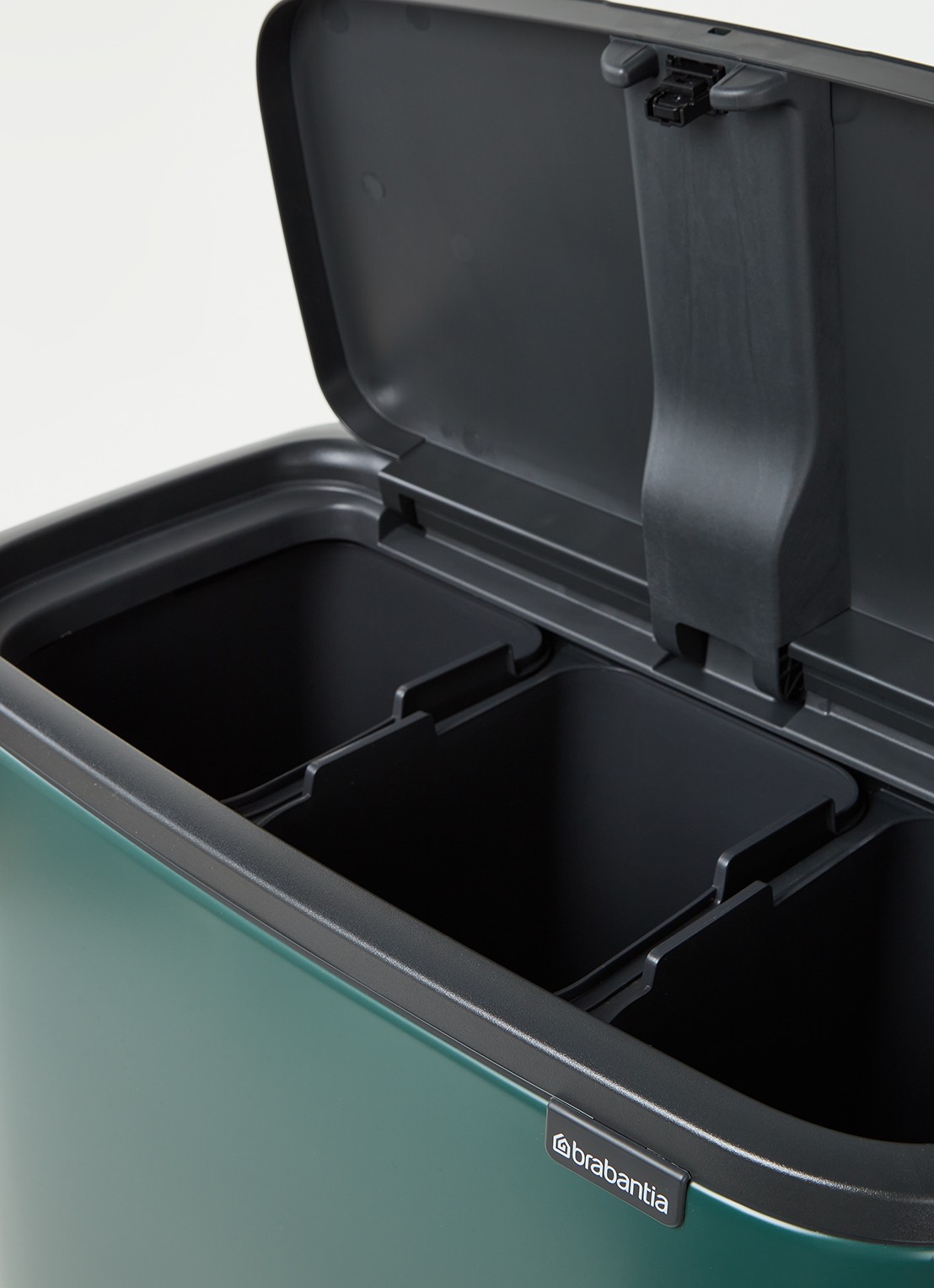 Brabantia Bo Touch Bin  prullenbak met deksel op pootjes 3 x 11 liter - detail groen