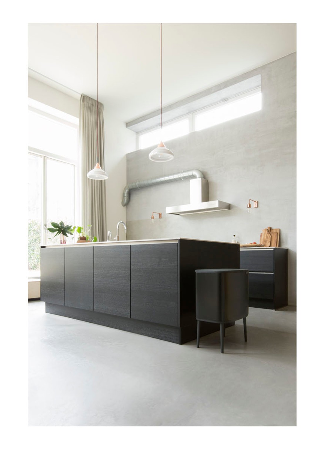 Brabantia Bo Touch Bin prullenbak met deksel op pootjes 36 liter - detail 4 zwart