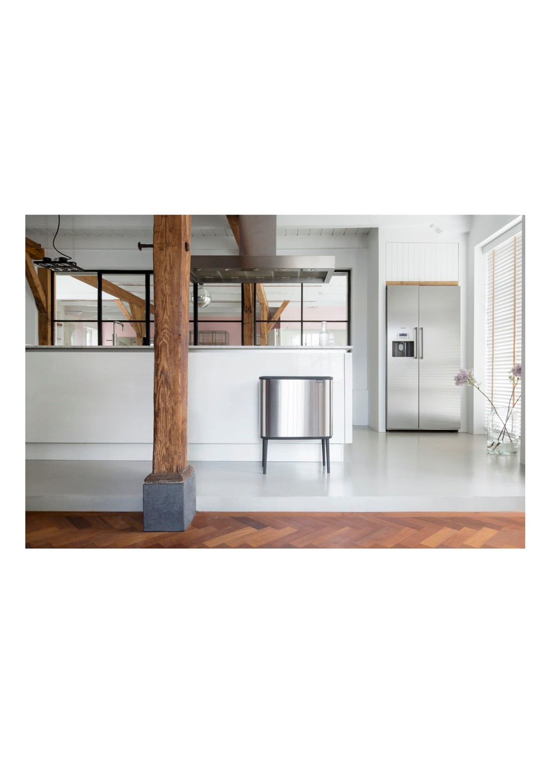 Brabantia Bo Touch Bin prullenbak met deksel op pootjes 36 liter - voorkant 2 zilver