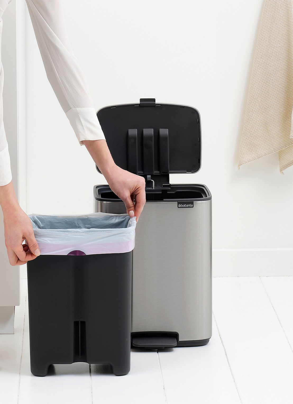Brabantia Bo Touch Bin recyling duo prullenbak met deksel op pootjes 11 + 23 liter - detail 4 zilver