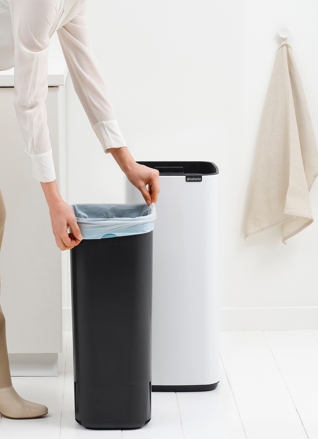 Brabantia Bo touch prullenbak 30 liter - detail 6 wit