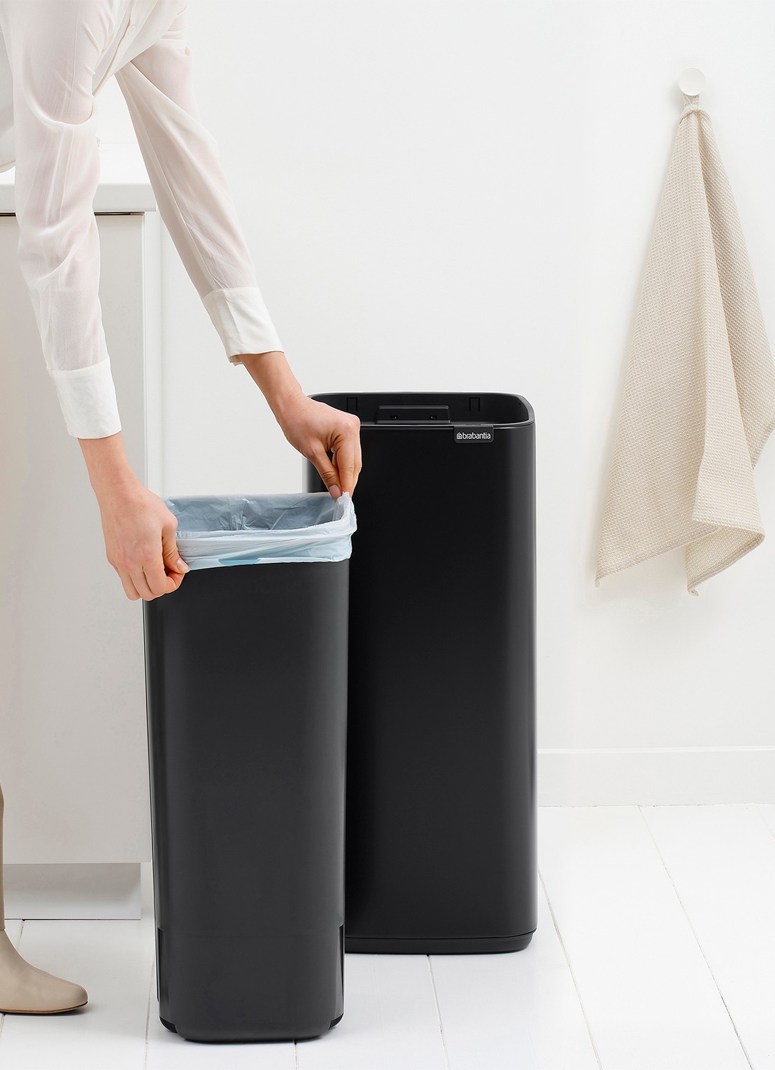 Brabantia Bo touch prullenbak 30 liter - detail 6 zwart