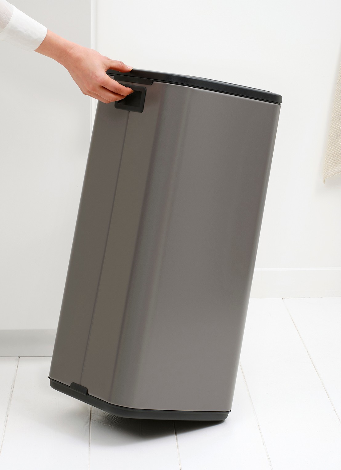 Brabantia Bo touch prullenbak 30 liter - detail 5 grijs