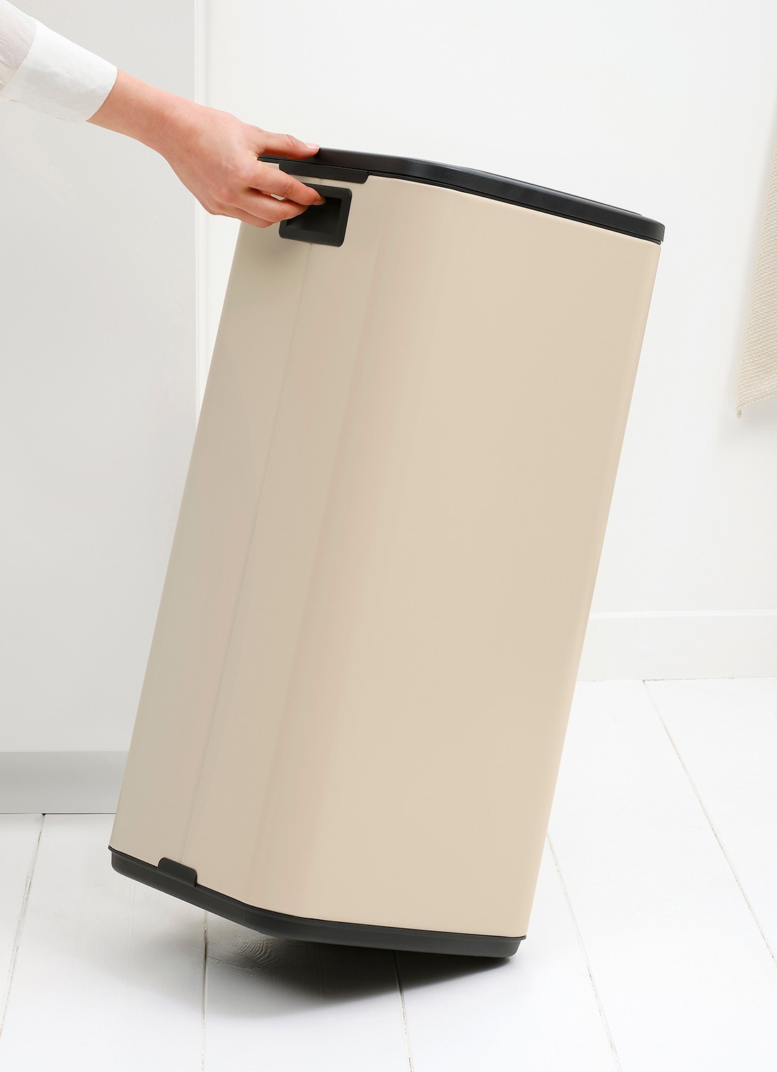 Brabantia Bo touch prullenbak 30 liter - detail 4 beige