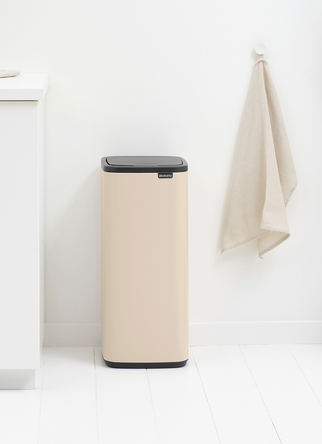 Brabantia Bo touch prullenbak 30 liter - detail 6 beige