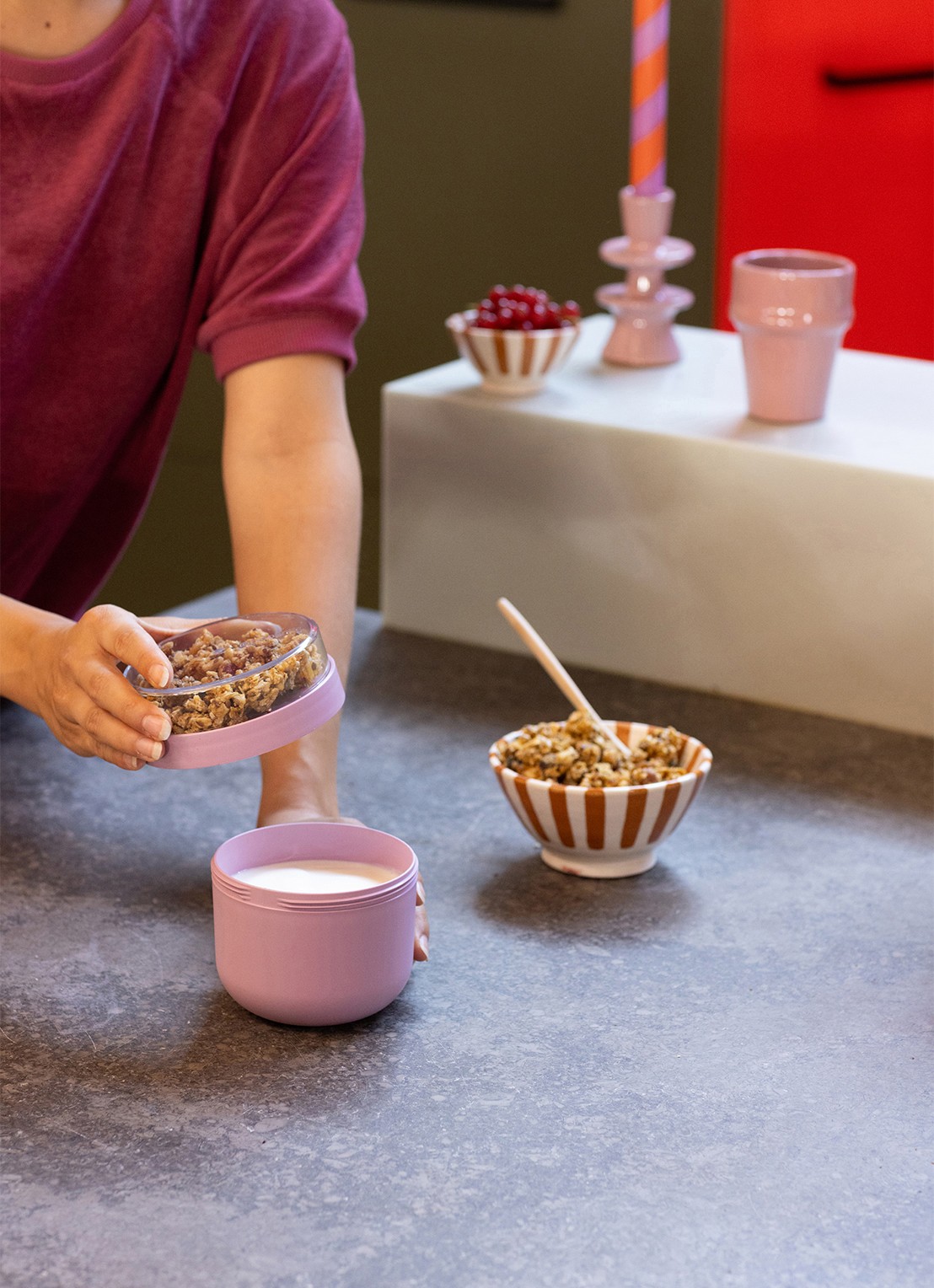 Brabantia Make & Take Yoghurt Beker To Go 500 ml - detail 3 donkerroze