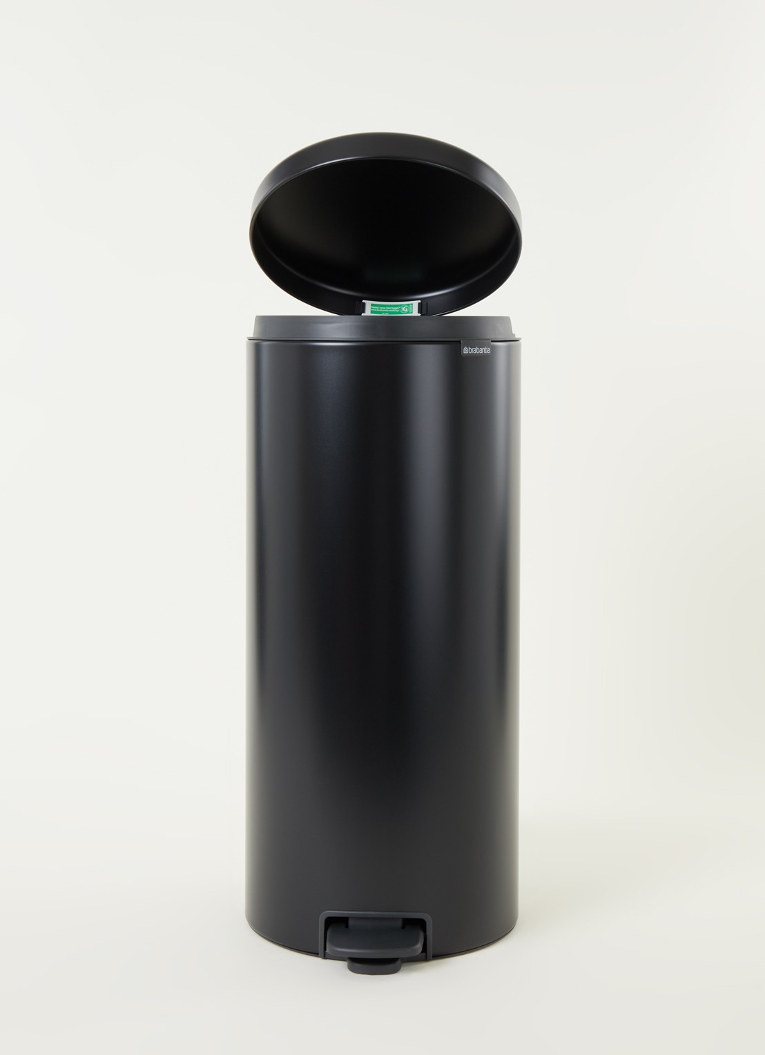 Brabantia NewIcon pedaalemmer 30 liter - voorkant 5 zwart