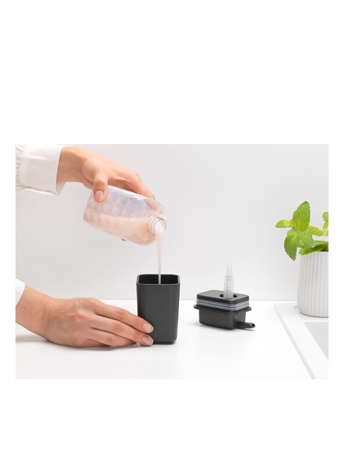 Brabantia Sink Side zeeppomp 200 ml - detail 3 antraciet