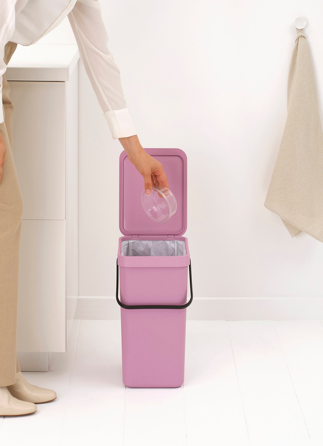 Brabantia Sort & Go prullenbak 16 liter - detail 2 donkerroze