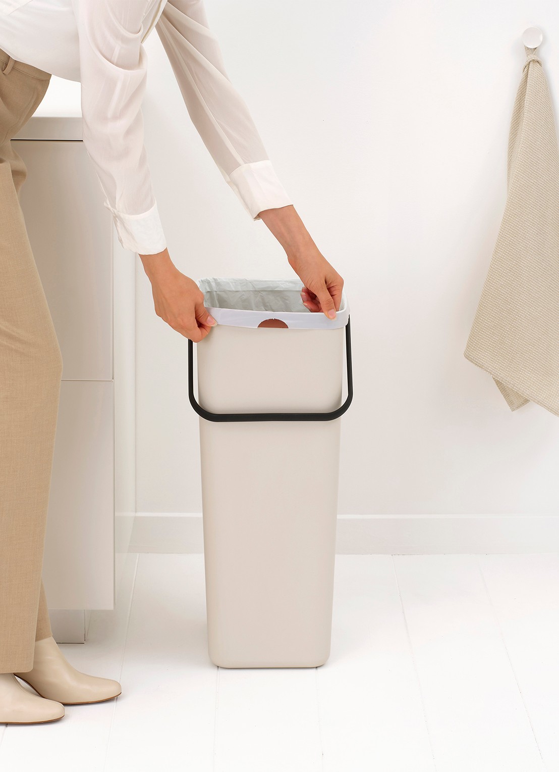 Brabantia Sort & Go prullenbak 40 liter - detail 2 beige