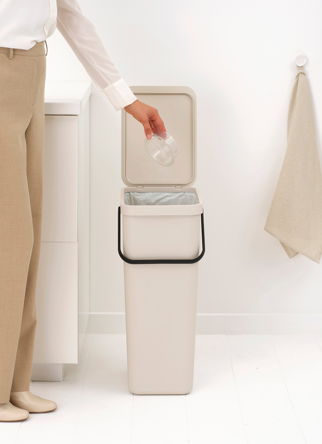 Brabantia Sort & Go prullenbak 40 liter - detail 3 beige