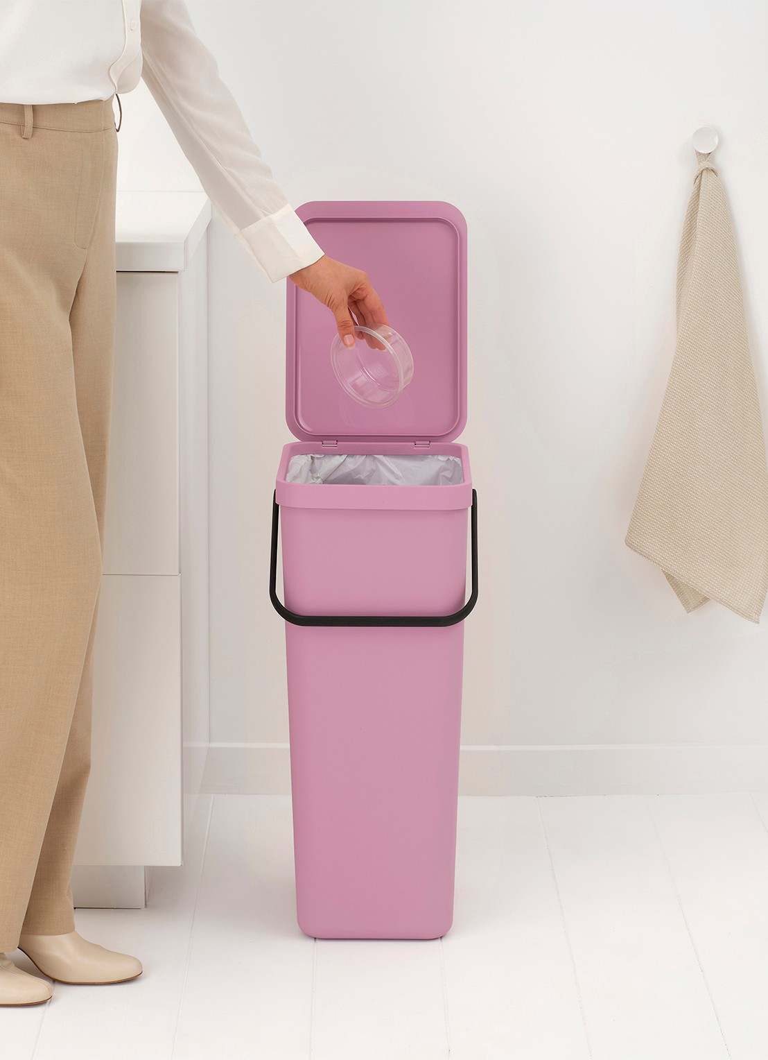 Brabantia Sort & Go prullenbak 40 liter - detail 2 donkerroze