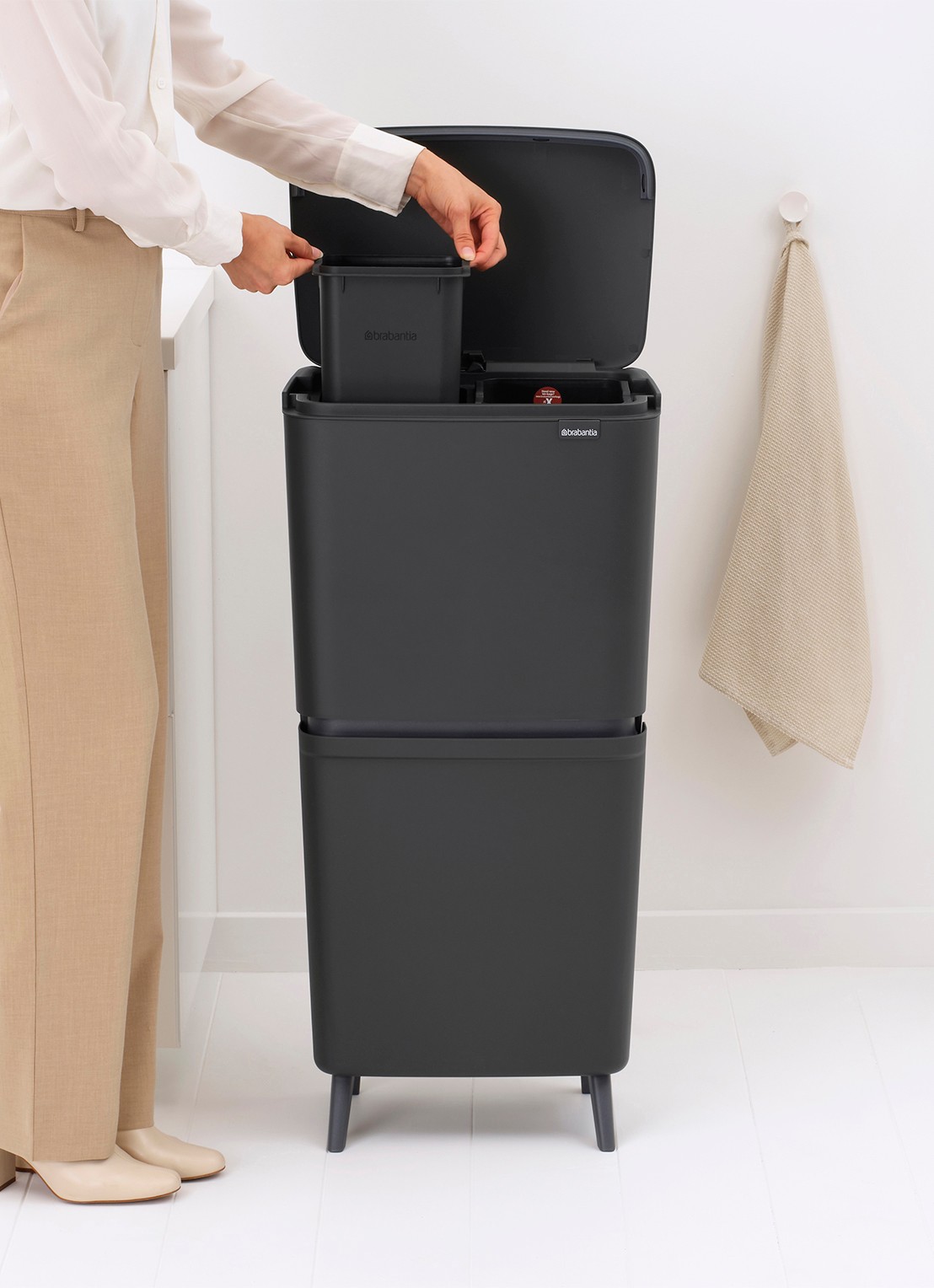 Brabantia SortUp prullenbak met deksel 45 liter - detail 4 antraciet