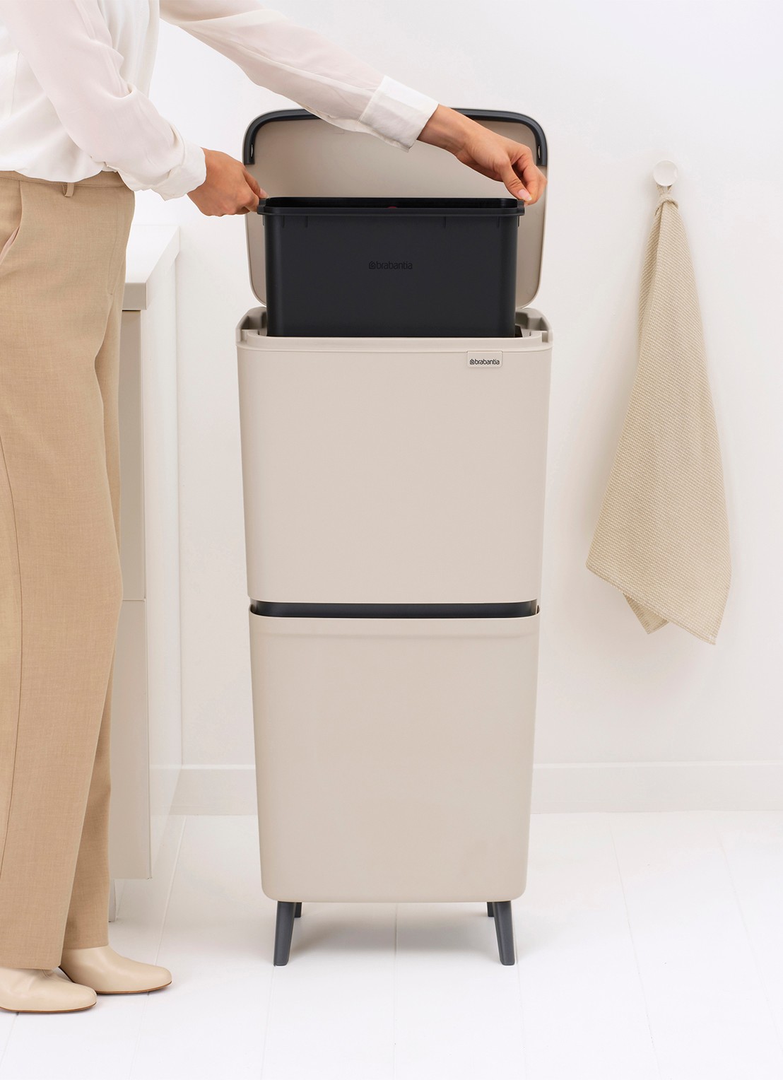 Brabantia SortUp prullenbak met deksel 45 liter - detail 5 beige
