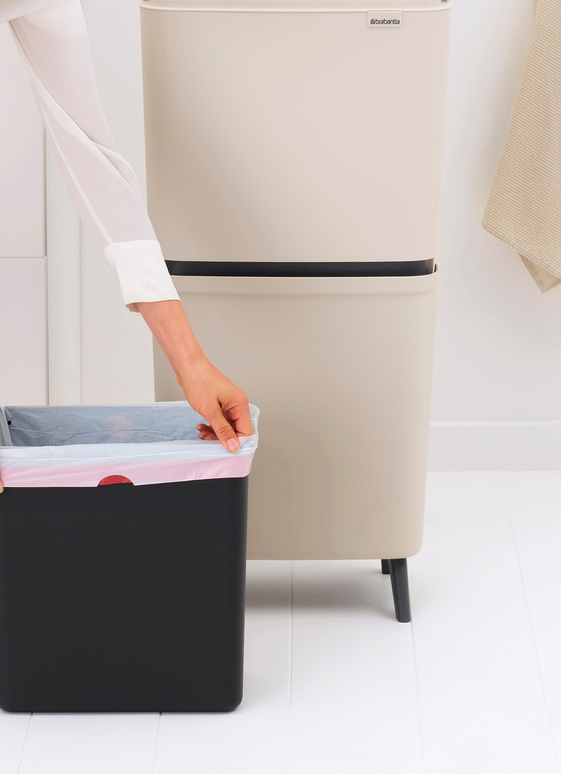 Brabantia SortUp prullenbak met deksel 45 liter - detail 6 beige