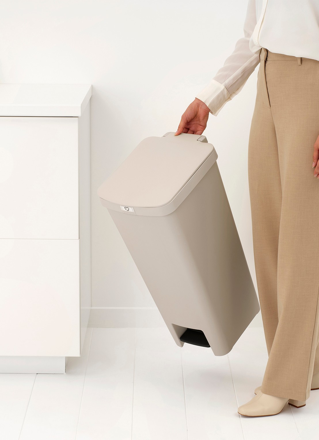 Brabantia StepUp pedaalemmer 40 liter - detail 5 beige