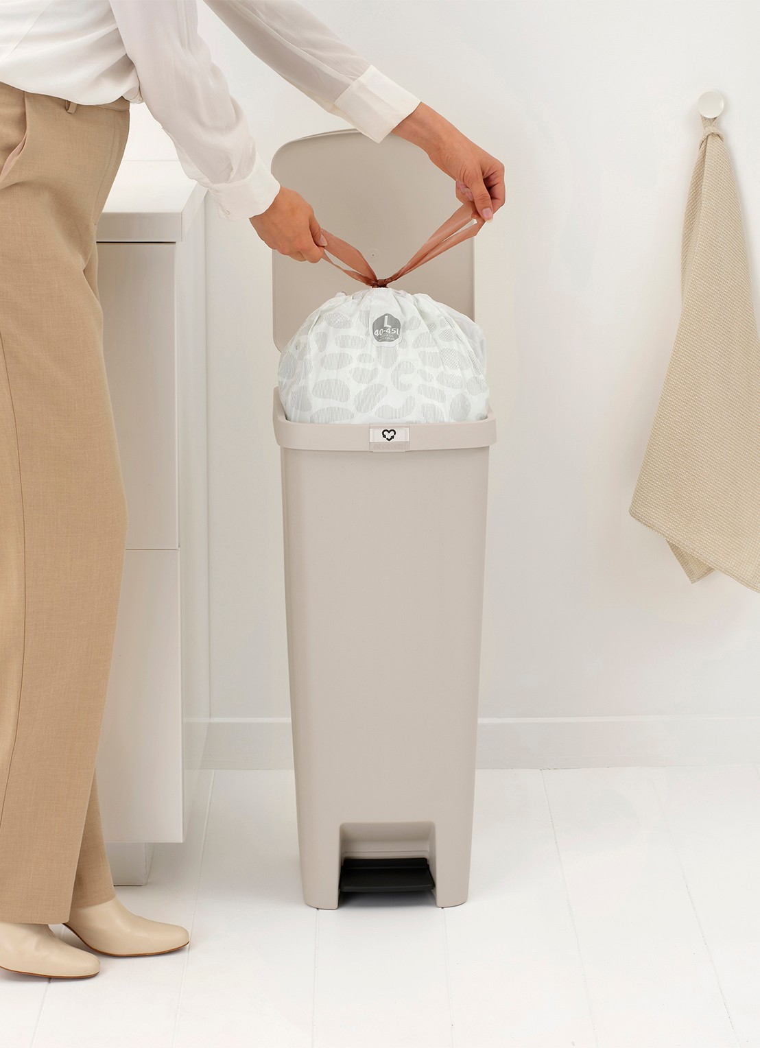 Brabantia StepUp pedaalemmer 40 liter - detail 6 beige